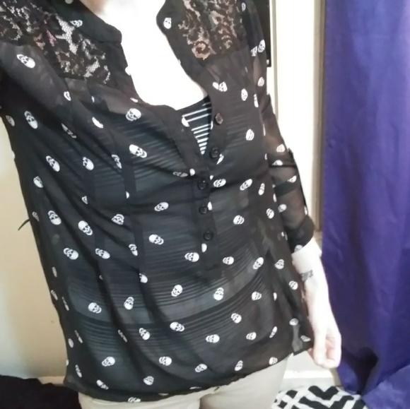 Blouse. - Picture 2 of 3